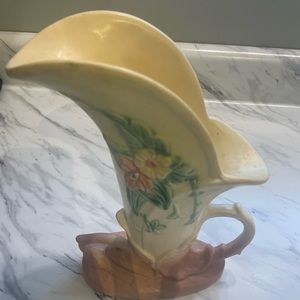Vintage 1940’s Hull art pottery USA cornucopia vase